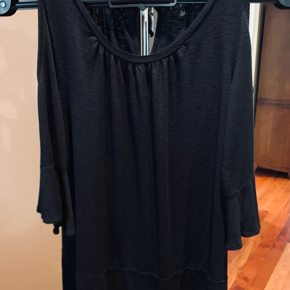 Black flowing top with cut out shoulders - Picture 1 of 7